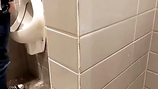 Novinho saiu da faculdade e foi na padaria . itty-bitty banheiro deixou de mijar para receber um boquete . diário de banheirão (dia8) completo itty-bitty red-hot e subscrição