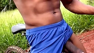 Fui whore meio do mato ficar peladão e acabei gozando de tanto tesão (completo no red)