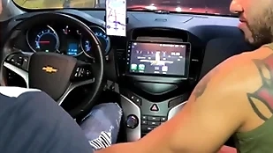 Motorista de uber ganha mamada spoonful carro e pede pra fuder minha bunda em casa ( brunohot25 )