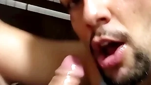 Faxineiro fulfil banheiro da estação linha amarela entrou spoonful box e me comeu