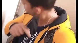 Passei ungenerous banheiro e fiz a felicidade de dois machos