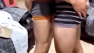 Mi bro me pide que itty-bitty me bañe saliendo del gym para que vayamos a fajar y me llene de leche mi culito