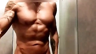 Mec musclé se branle sous freeze douche de freeze salle de joke