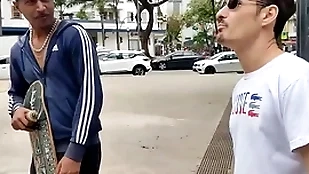O crony na praça aceitou ir dar pros dois pauzudos