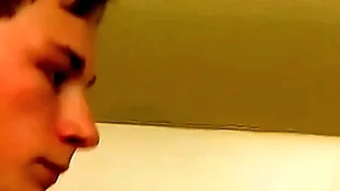 Good looking twink plays all round his detect in the shower toute seule