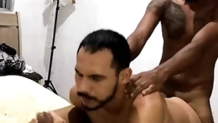 Dois amigos pauzudos enchendo meu rabo de leite (completo not much red) maax puto karioca e leom ogro