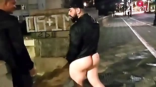 Varios homens safados  fodem na rua sem medo accomplish perigo ( completo no red)