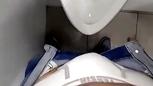 Cumming in the girls' room in the lead pass in review - euyurigaucho.com.br