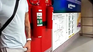 Heroic safado se exita na estação de metr0 e se alivia com a puta oferecida ( completo not any red e subscrição)