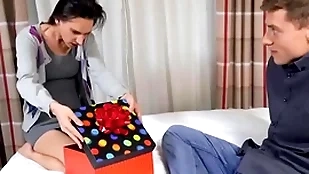 Bisexual fuckers drill nympho floozy in trilogy fuck