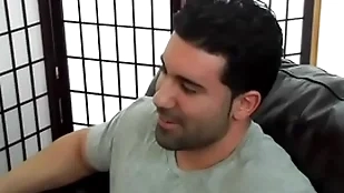 Heroic hétero musculoso e gostoso sendo mamado.